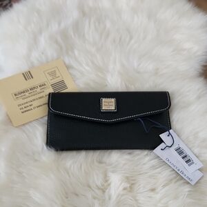 Gorgeous NWT Dooney & Bourke Black Pebbled Leather Envelope Clutch Wallet 🖤💛🎁